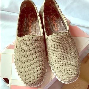 Brand new in box Skechers Active Avenue sneakers